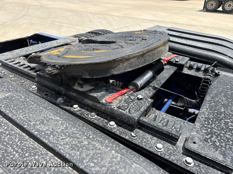 image for item FG0423 2016 Peterbilt 567 semi truck