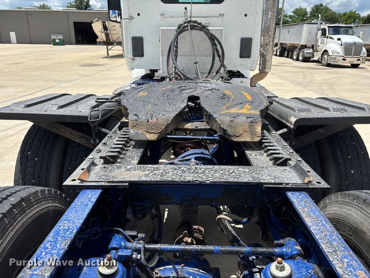 image for item FG0423 2016 Peterbilt 567 semi truck