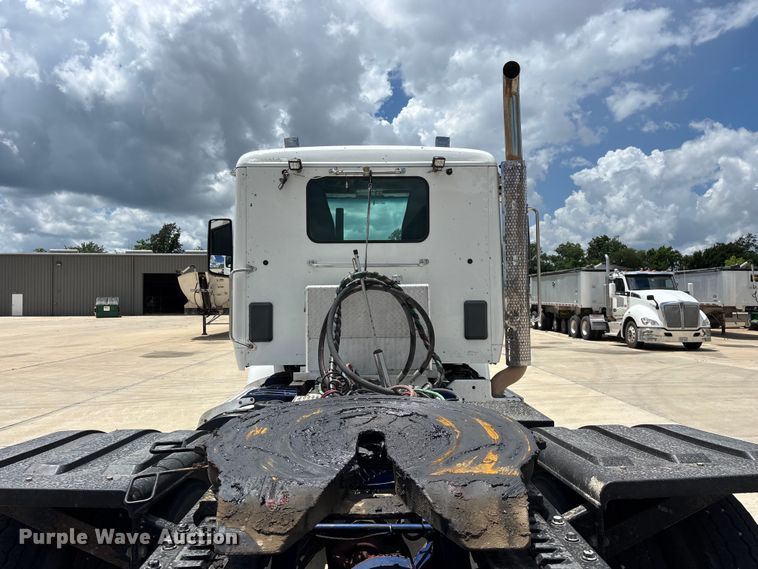 image for item FG0423 2016 Peterbilt 567 semi truck