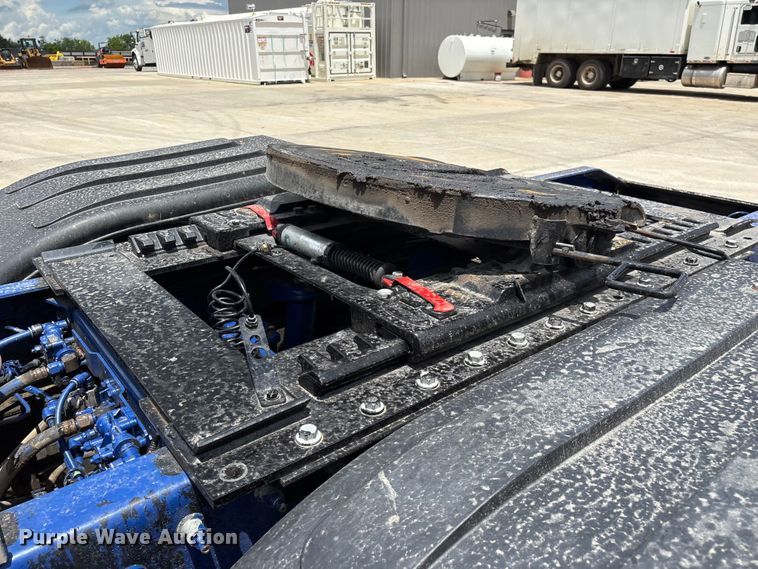 image for item FG0423 2016 Peterbilt 567 semi truck