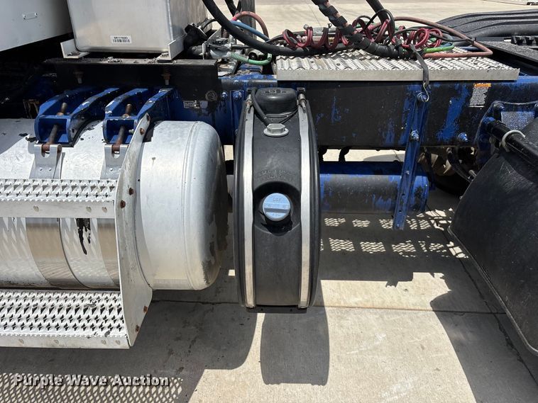 image for item FG0423 2016 Peterbilt 567 semi truck