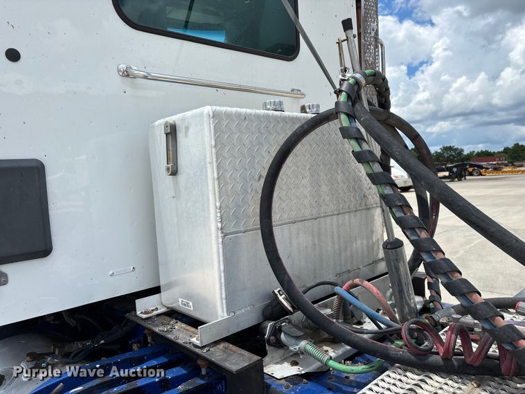 image for item FG0423 2016 Peterbilt 567 semi truck