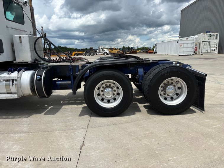 image for item FG0423 2016 Peterbilt 567 semi truck
