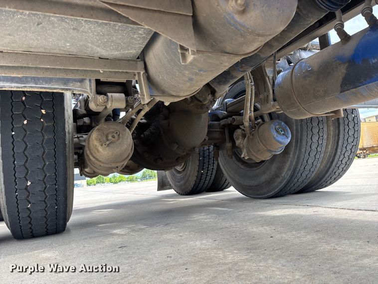 image for item FG0423 2016 Peterbilt 567 semi truck