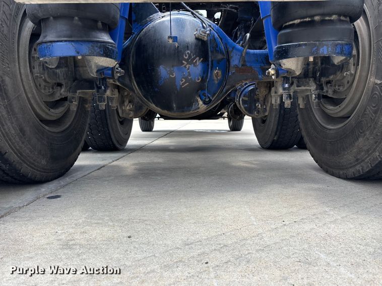 image for item FG0423 2016 Peterbilt 567 semi truck