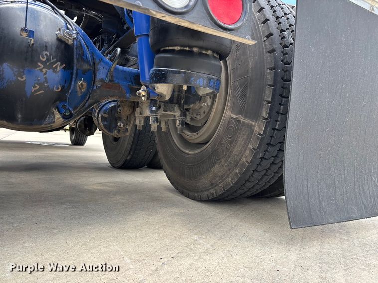 image for item FG0423 2016 Peterbilt 567 semi truck
