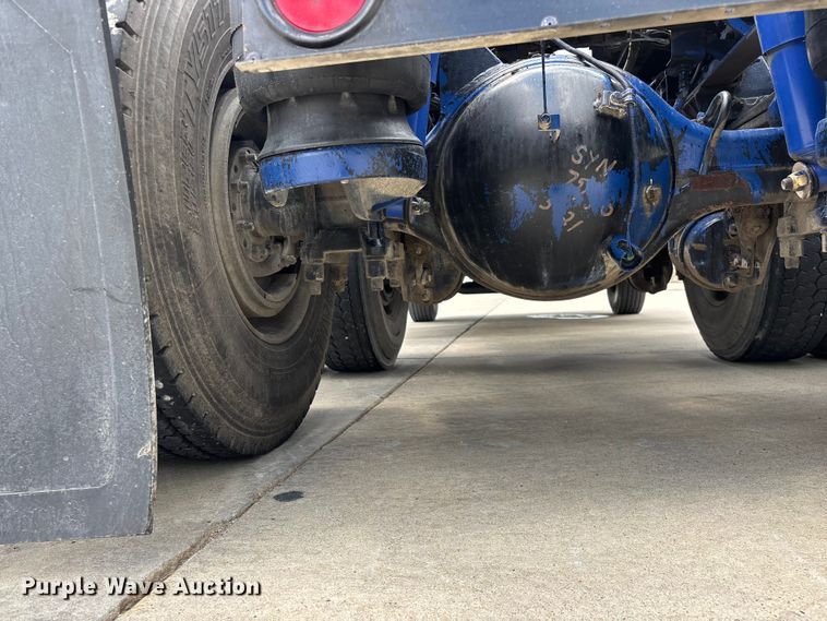 image for item FG0423 2016 Peterbilt 567 semi truck