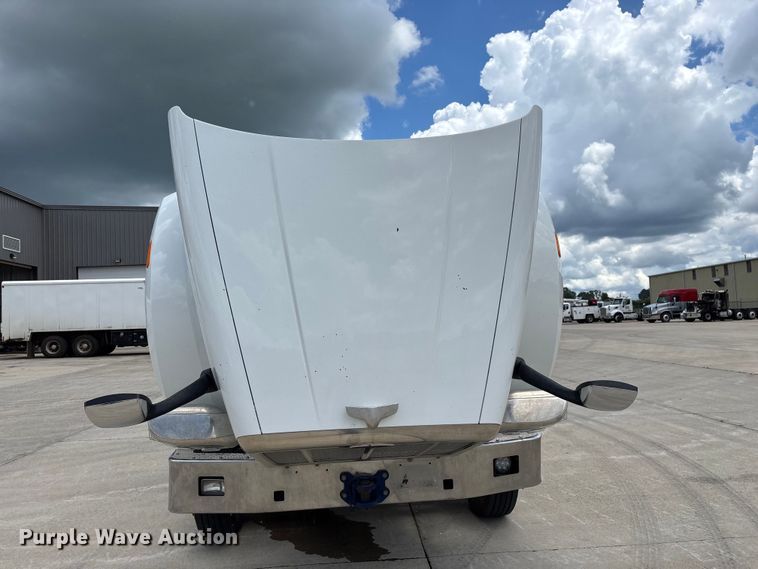image for item FG0423 2016 Peterbilt 567 semi truck