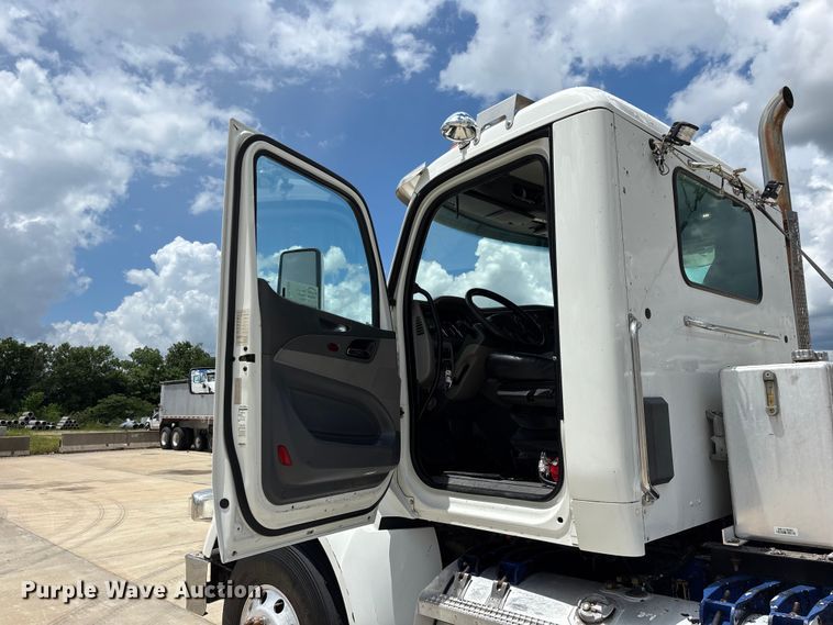image for item FG0423 2016 Peterbilt 567 semi truck