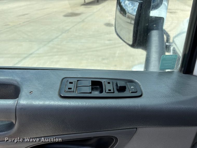 image for item FG0423 2016 Peterbilt 567 semi truck