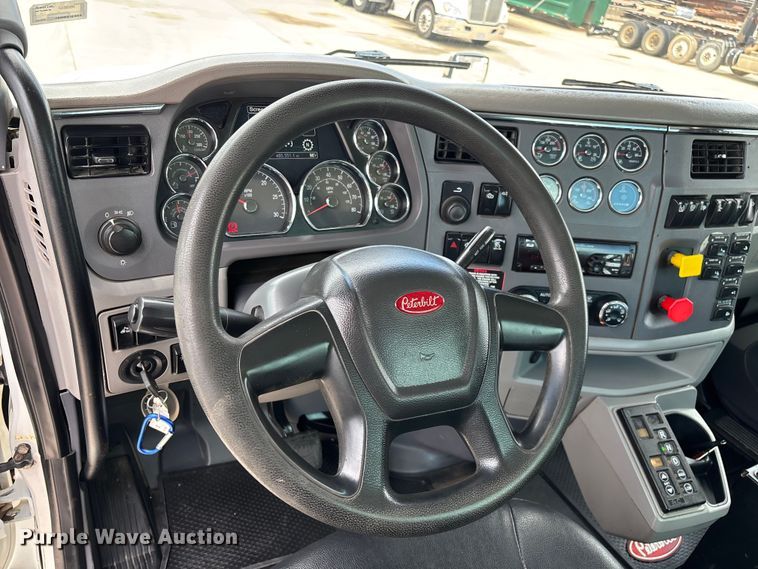 image for item FG0423 2016 Peterbilt 567 semi truck