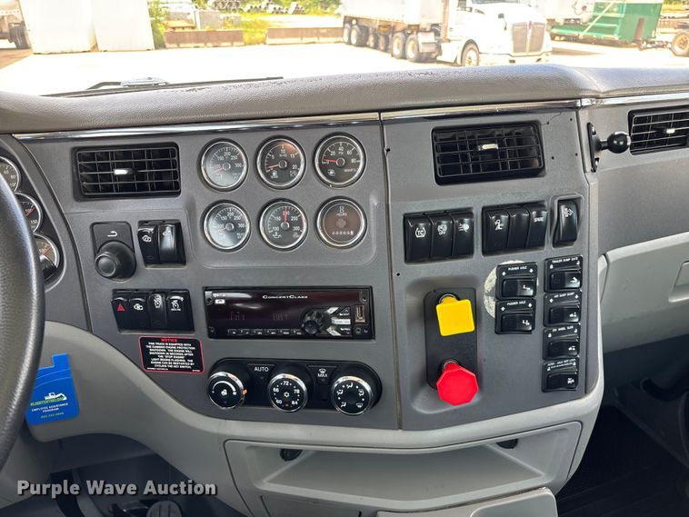 image for item FG0423 2016 Peterbilt 567 semi truck