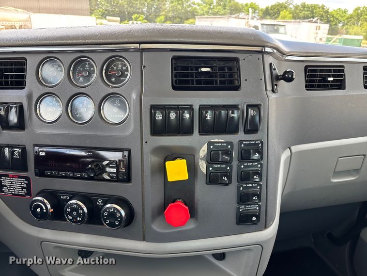 image for item FG0423 2016 Peterbilt 567 semi truck