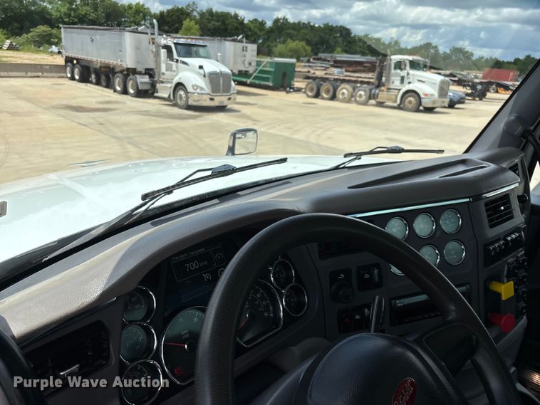 image for item FG0423 2016 Peterbilt 567 semi truck