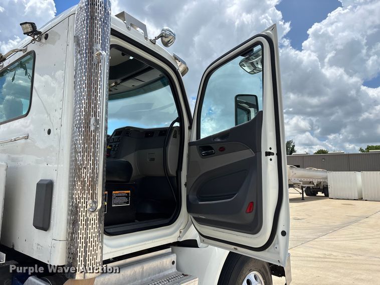 image for item FG0423 2016 Peterbilt 567 semi truck