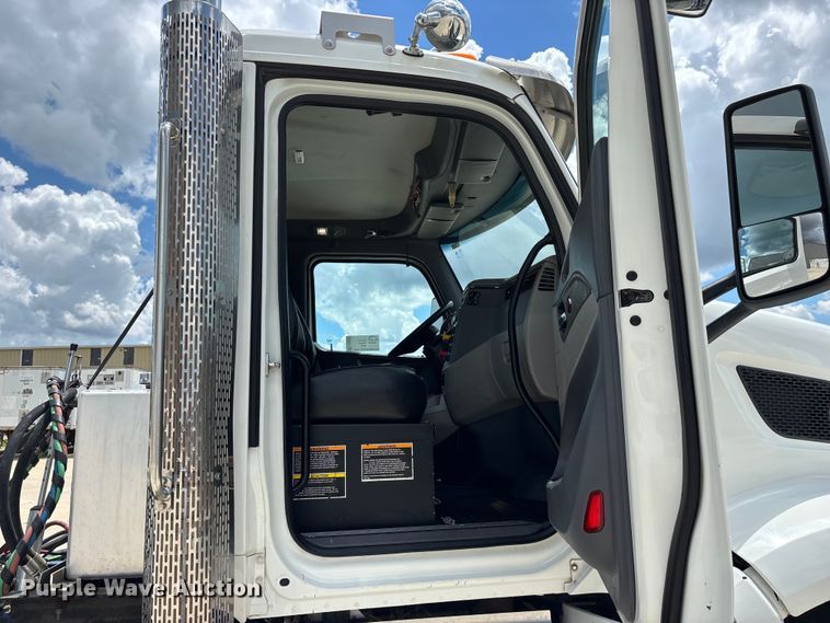 image for item FG0423 2016 Peterbilt 567 semi truck