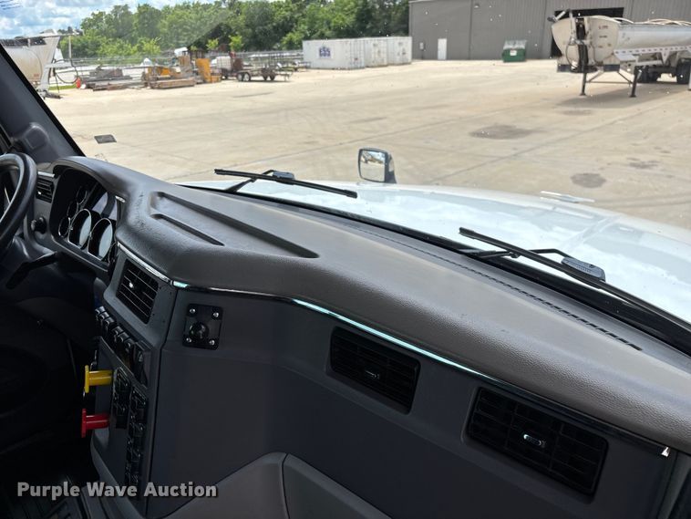 image for item FG0423 2016 Peterbilt 567 semi truck