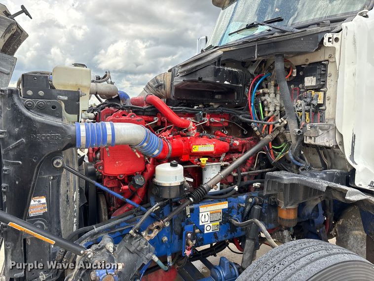 image for item FG0423 2016 Peterbilt 567 semi truck
