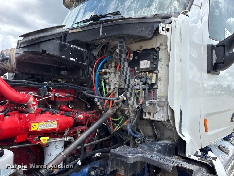 image for item FG0423 2016 Peterbilt 567 semi truck