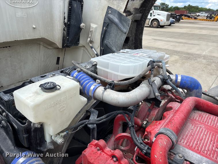 image for item FG0423 2016 Peterbilt 567 semi truck