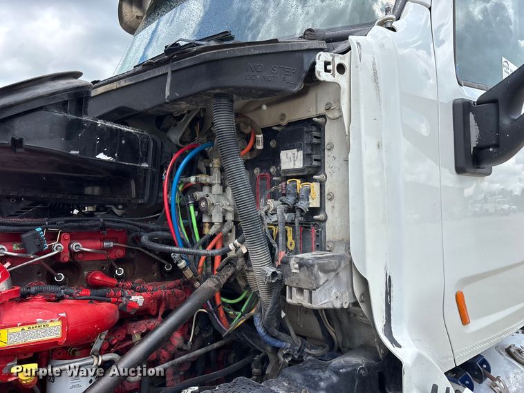 image for item FG0423 2016 Peterbilt 567 semi truck