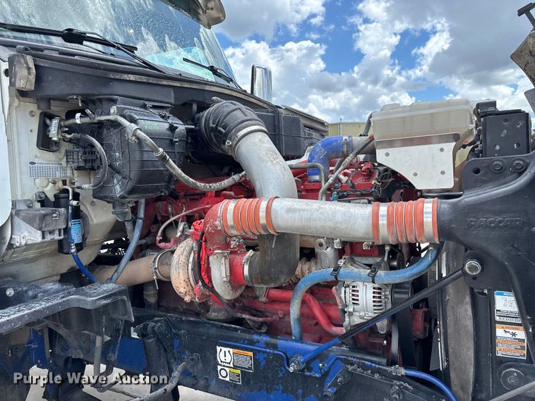 image for item FG0423 2016 Peterbilt 567 semi truck