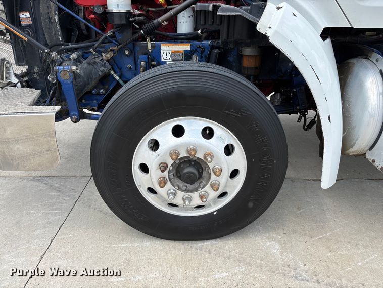 image for item FG0423 2016 Peterbilt 567 semi truck