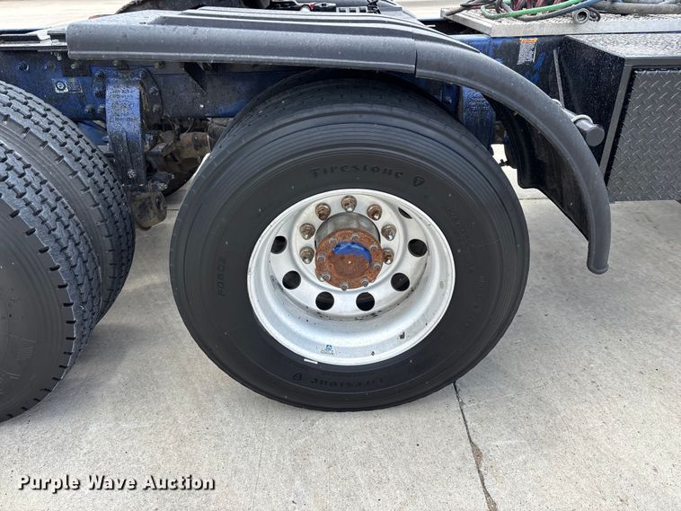 image for item FG0423 2016 Peterbilt 567 semi truck