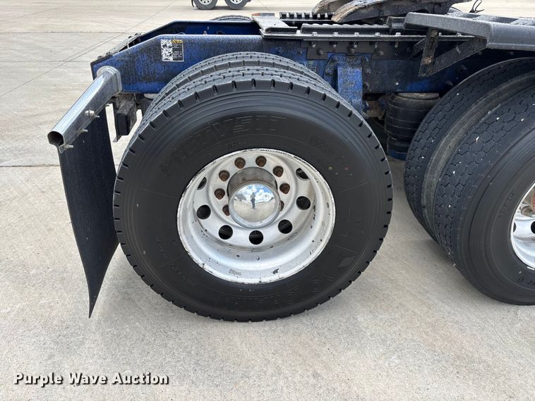 image for item FG0423 2016 Peterbilt 567 semi truck