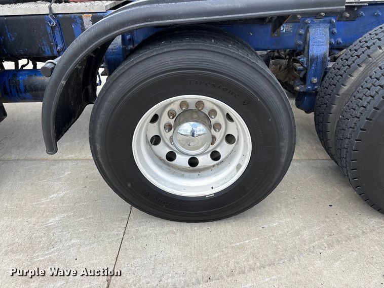image for item FG0423 2016 Peterbilt 567 semi truck