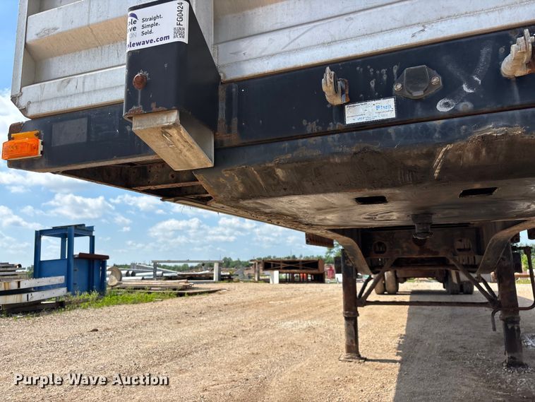 image for item FG0424 2007 Transcraft TL-2000 Normal Duty flatbed truck