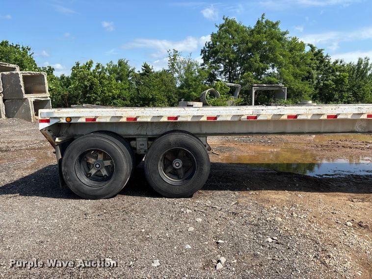 image for item FG0425 1994 Fontaine flatbed trailer