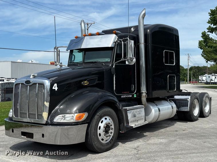 image for item FG0428 2007 Peterbilt 386 semi truck