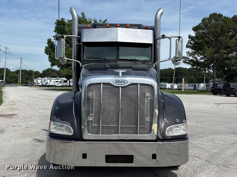 image for item FG0428 2007 Peterbilt 386 semi truck