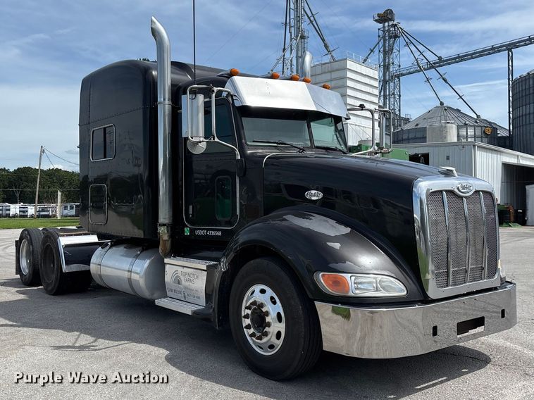image for item FG0428 2007 Peterbilt 386 semi truck