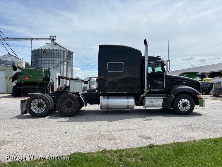 image for item FG0428 2007 Peterbilt 386 semi truck