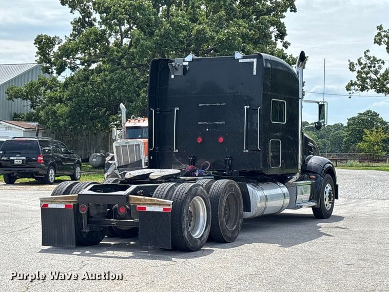 image for item FG0428 2007 Peterbilt 386 semi truck