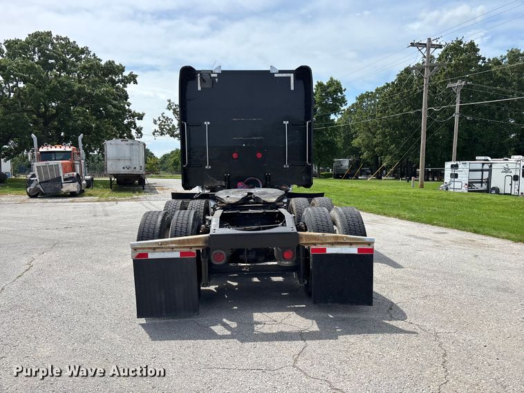 image for item FG0428 2007 Peterbilt 386 semi truck
