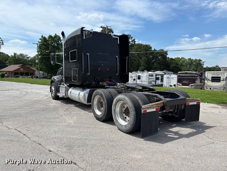 image for item FG0428 2007 Peterbilt 386 semi truck