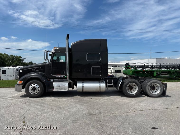 image for item FG0428 2007 Peterbilt 386 semi truck