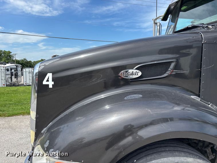 image for item FG0428 2007 Peterbilt 386 semi truck