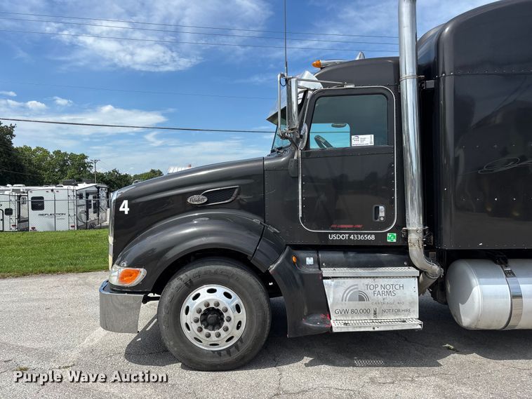 image for item FG0428 2007 Peterbilt 386 semi truck