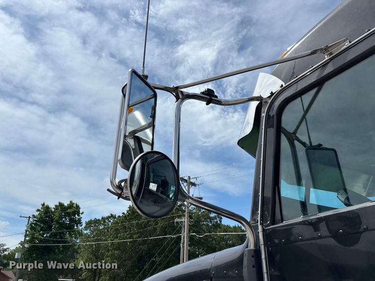 image for item FG0428 2007 Peterbilt 386 semi truck