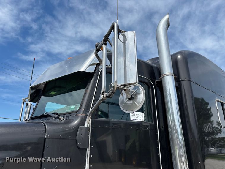 image for item FG0428 2007 Peterbilt 386 semi truck