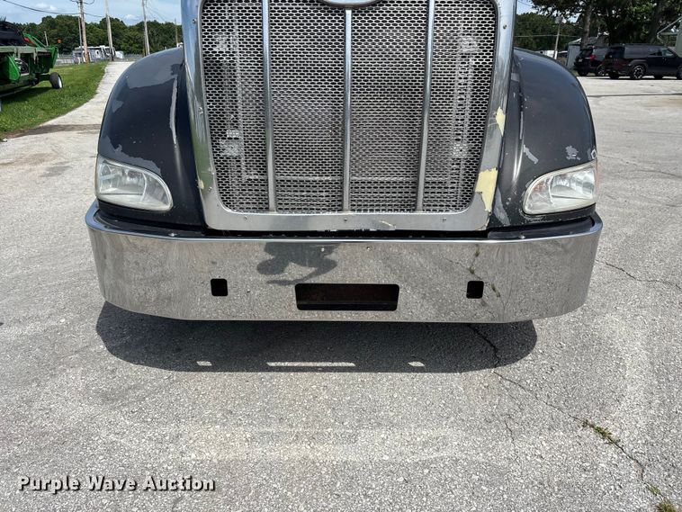 image for item FG0428 2007 Peterbilt 386 semi truck