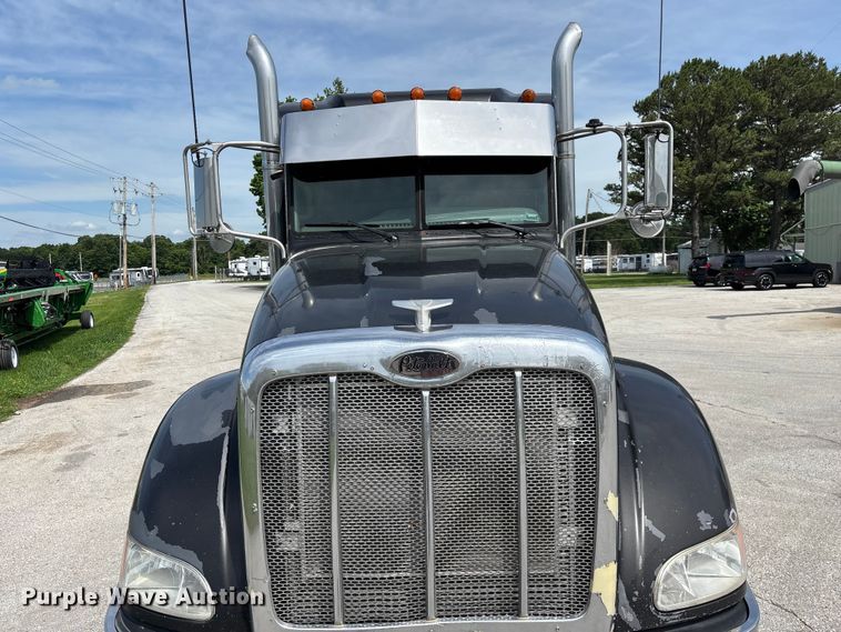 image for item FG0428 2007 Peterbilt 386 semi truck