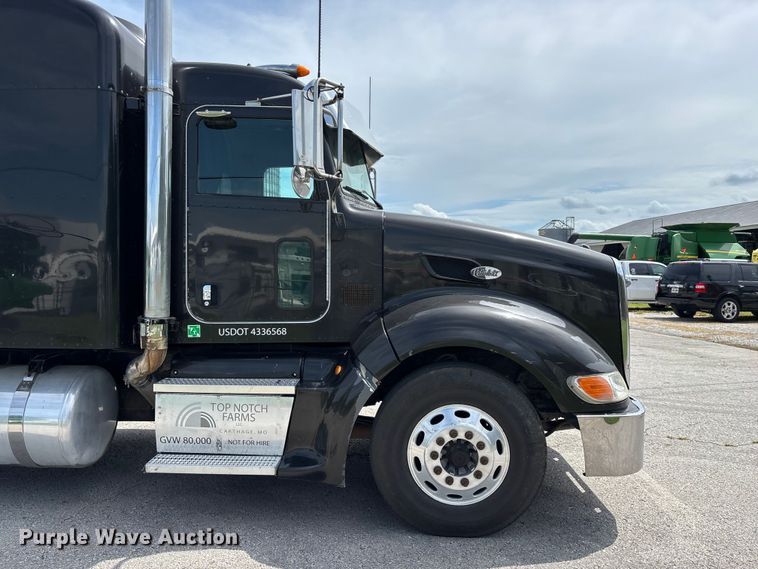 image for item FG0428 2007 Peterbilt 386 semi truck