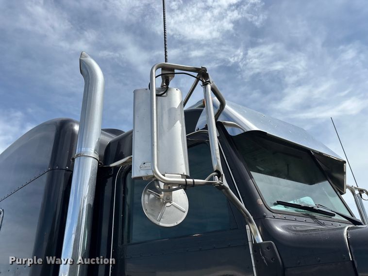 image for item FG0428 2007 Peterbilt 386 semi truck