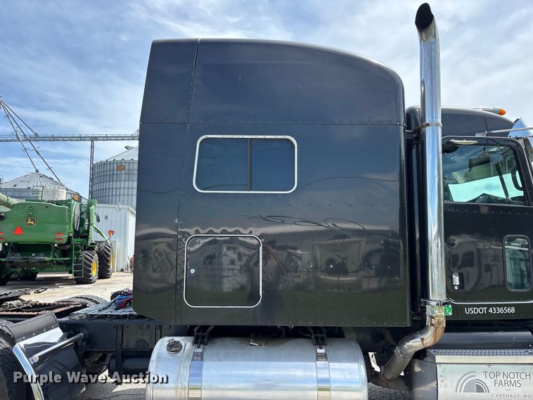 image for item FG0428 2007 Peterbilt 386 semi truck