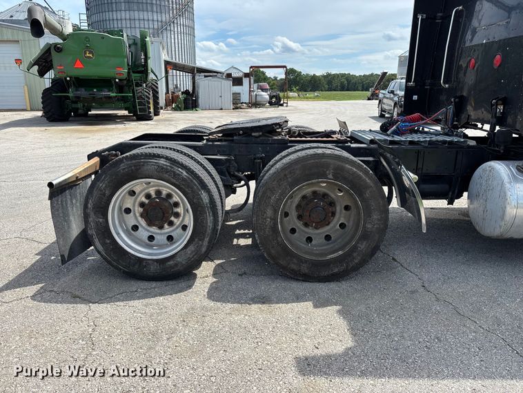 image for item FG0428 2007 Peterbilt 386 semi truck